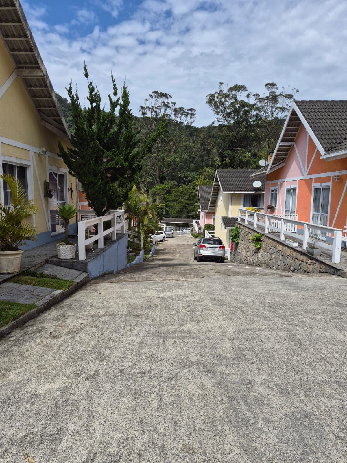 Casa duplex em condominio , 03 quartos com uma suite em baixo , granja guarani Teresopolis